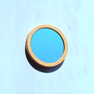 Miroir circulaire avec un cadre en bois clair