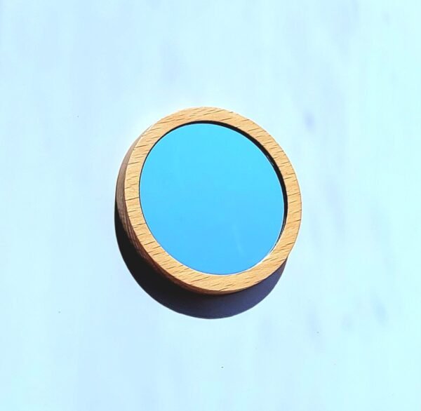 Miroir circulaire avec un cadre en bois clair